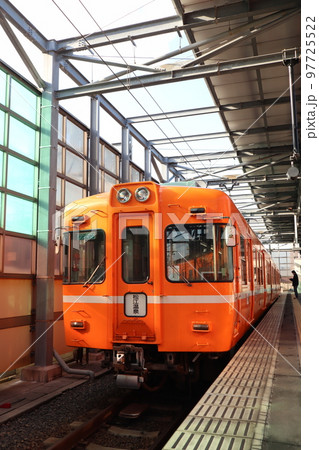 電鉄出雲市駅のホームに停車する一畑電車の車両 97725522