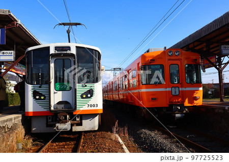 一畑電車の接続駅　川跡駅に停車する北松江線・大社線の電車 97725523