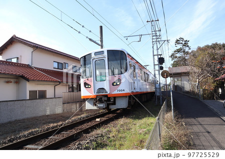 大社線・高浜駅を出発する一畑電車 97725529