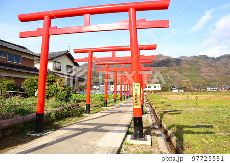 出雲市・粟津稲生神社の鳥居と一畑電車 97725531