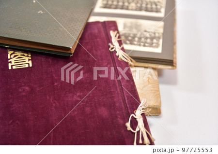 思い出の古い卒業アルバム 97725553