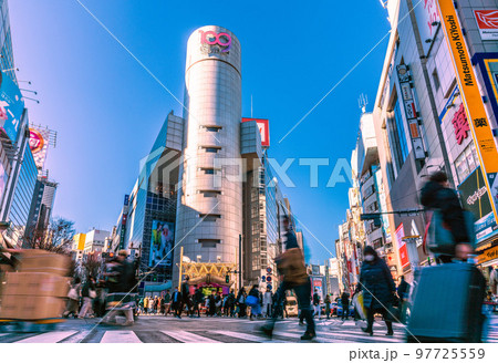 日本の東京都市景観 20万超全国、入院療養中70万超…BQ.1.1感染爆発…＝12月27日、渋谷 97725559