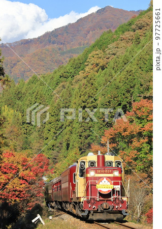 トロッコわたらせ渓谷号と晩秋の山々を背景に 97725661