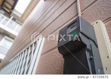 電気の使用量を計測する電力計 97726670