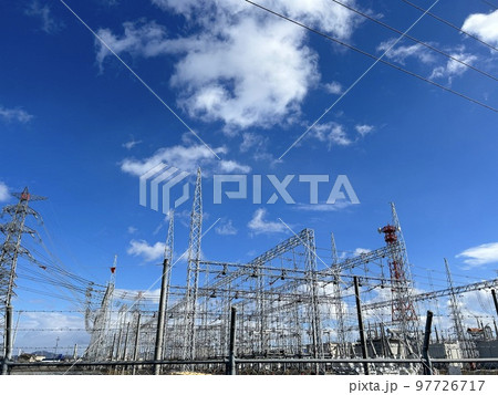 変電所と青空01 横 97726717