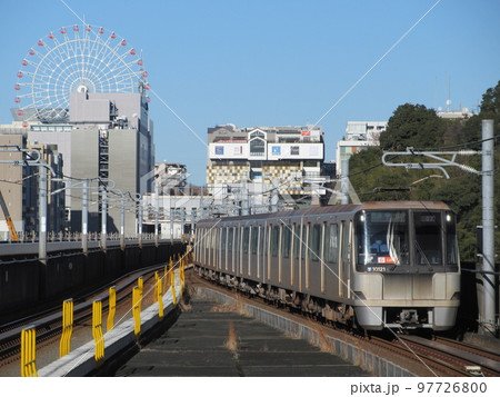 センター南駅に到着する横浜市営地下鉄グリーンラインと港北ニュータウン センター南駅に到着する横浜市営地下鉄グリーンラインと港北ニュータウン 97726800