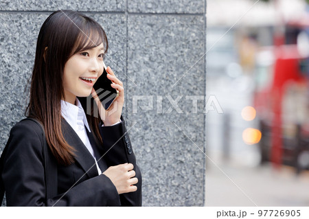 ビジネス　スマホで通話するスーツの女性 97726905