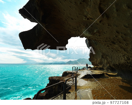 熊野　鬼ヶ城の浸食された奇岩の歩道 97727108