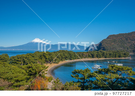 駿河湾　鳥居と富士山　「沼津市戸田」 97727217