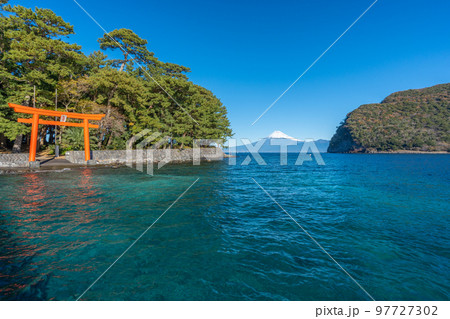 駿河湾　鳥居と富士山　「沼津市戸田」 97727302