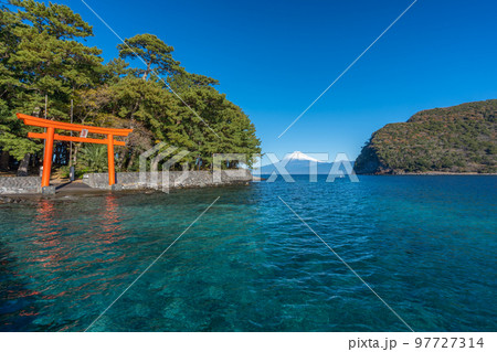 駿河湾　鳥居と富士山　「沼津市戸田」 97727314