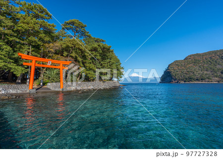 駿河湾　鳥居と富士山　「沼津市戸田」 97727328