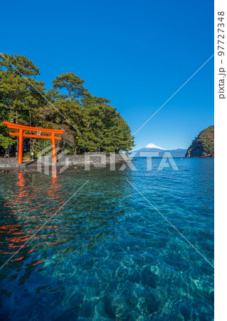 駿河湾　鳥居と富士山　「沼津市戸田」 97727348