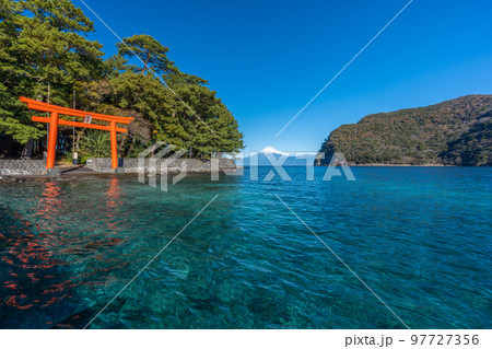 駿河湾　鳥居と富士山　「沼津市戸田」 97727356