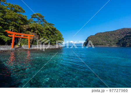 駿河湾　鳥居と富士山　「沼津市戸田」 97727360