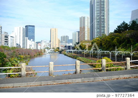 【新宿区】冬の穏やかな東京の風景 97727364