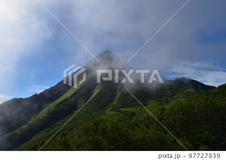 北海道　海に浮かぶ百名山最北の山「利尻山」 97727839