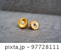 弁護士バッチと調停員バッチ01 97728111