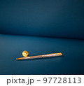 弁護士バッチとペン 97728113