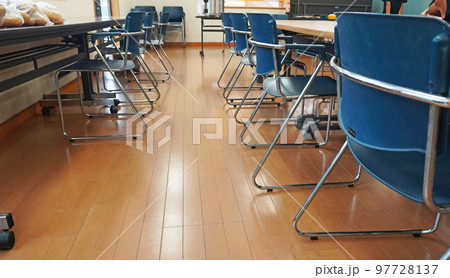 山の中の合宿所の食堂室並ぶ椅子（食堂） 97728137