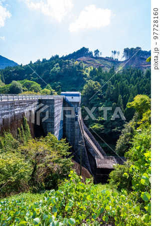 氷川ダム「美しい山並みを背景に観光名所の氷川ダム風景」 97728160