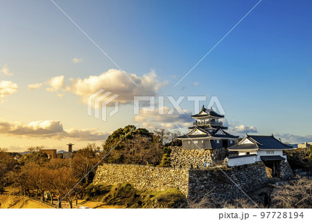 静岡県浜松市にある徳川家康の出世城と言われる浜松城の全景 静岡県浜松市にある徳川家康の出世城と言われる浜松城の全景 97728194