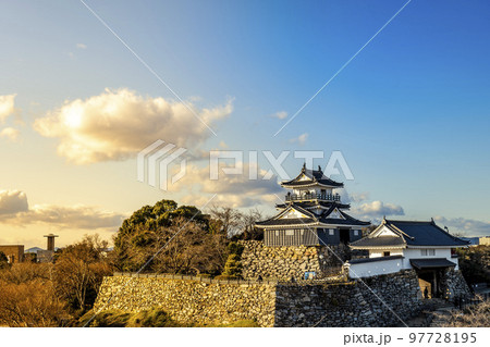静岡県浜松市にある徳川家康の出世城と言われる浜松城の全景 97728195