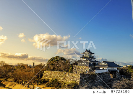 静岡県浜松市にある徳川家康の出世城と言われる浜松城の全景 97728196