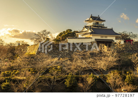 静岡県浜松市にある徳川家康の出世城と言われる浜松城の全景 97728197