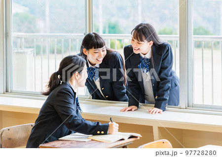 クラスメイトと仲良く話をする女子高生 97728280