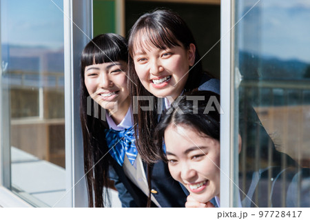 窓から外を眺める女子高生 97728417