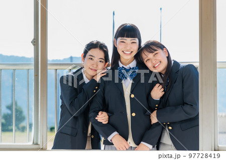 窓から教室を覗く女子高生 窓から教室を覗く女子高生 97728419