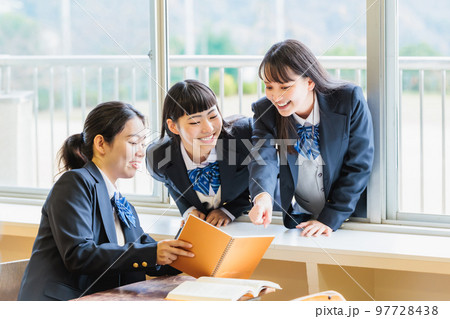 クラスメイトと仲良く話をする女子高生 97728438