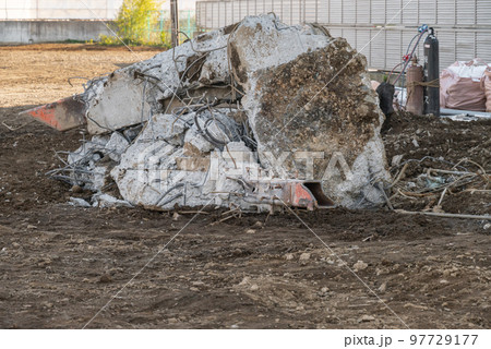 解体工事のガス溶断で撤去した瓦礫 97729177