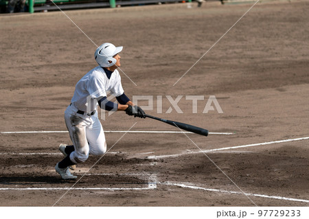 ヒットを打つ左打者（高校野球） 97729233