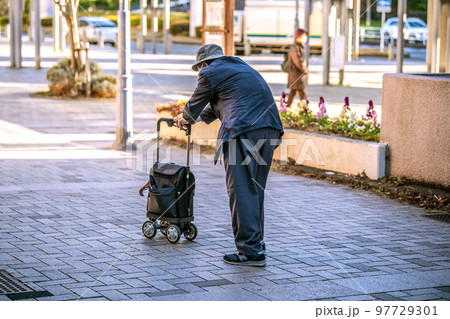 日本の横浜都市景観　高齢化社会＝横浜市内で 97729301
