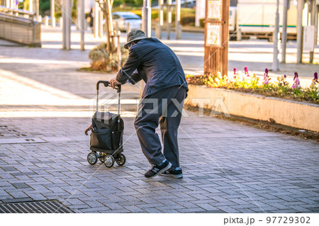 日本の横浜都市景観　高齢化社会＝横浜市内で 97729302
