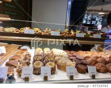 フランスのパリのパン屋さん 美味しいパンが並ぶガラスショーケースの写真素材 [97729791] - PIXTA