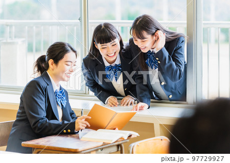 クラスメイトと仲良く話をする女子高生 97729927