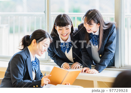 クラスメイトと仲良く話をする女子高生 クラスメイトと仲良く話をする女子高生 97729928