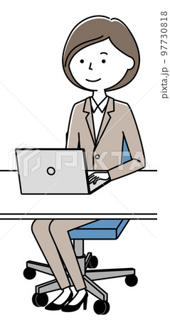 PCを操作するスーツの女性 97730818