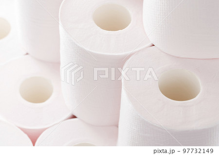ピンク色のトイレットペーパー 97732149