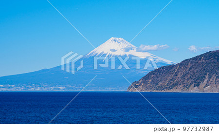 駿河湾経由静岡県沼津市土肥から見た富士山（冬） 97732987