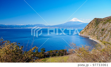 伊豆半島静岡県沼津市井田煌めきの丘から見た富士山（冬） 97733061