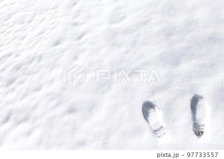 足跡がついた雪原 97733557