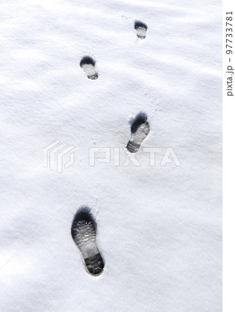 足跡がついた雪原 97733781
