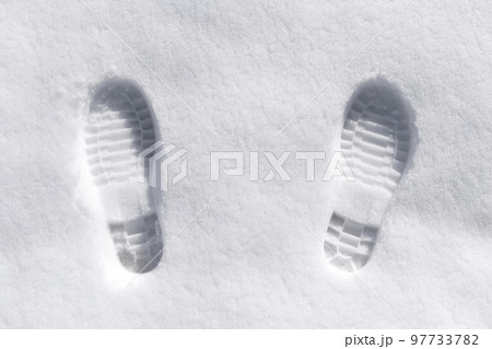 足跡がついた雪原 97733782
