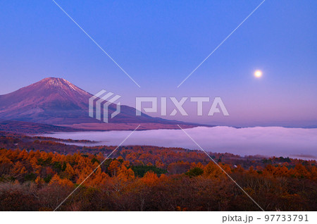 朝焼けと富士山・満月 97733791
