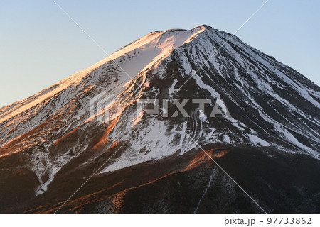 朝焼けに染まる富士山・紅富士 朝焼けに染まる富士山・紅富士 97733862