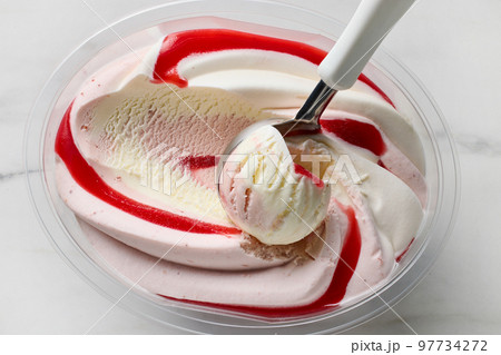 strawberry and vanilla ice cream 97734272